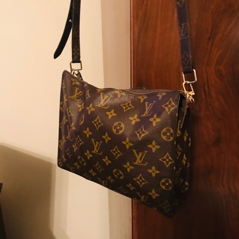 ❤️ SOLD❤️Louis Vuitton Toiletry Bag w/ Strap - Picture 2 of 7